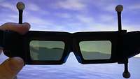 Durch die Brille hat man virtuelle Sicht auf's Meer.