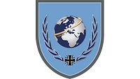 Grau-blaues Wappen, darin die Erdkugel, darunter das Eiserne Kreuz und Ähren aus dem UN-Wappen.