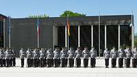 Angetretene Soldaten vor dem Ehrenmal der Bundeswehr