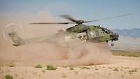 NH-90 startet in der Wüste Arizonas und wirbelt mächtig Stzaub auf. Viele deutsche Soldaten werden hier augebildet.
