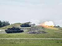 Kampfpanzer geben Schüsse ab im Rahmen eines multinationalen Wettkampfes in Grafenwöhr