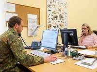 Telefonische Beratung durch einen Soldaten und eine zivile Mitarbeiterin.