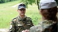 Militärpfarrer Jörg Plümper im Gespräch mit einer Soldatin