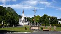 Blick zur Rosenkranzbasilika in Lourdes