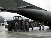 Eine Transall-Maschine der Bundeswehr wird auf der US-Airbase Ramstein mit Hilfsgütern beladen