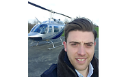 Jan-Philipp Dombrowski steht vor dem Hubschrauber