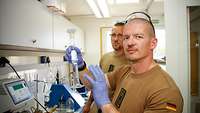 Hauptfeldwebel Martin S. untersucht in seinem mobilen Labor mit einem Messzylinder die Kerosinqualität.
