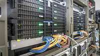 IT-Server mit Kabeln