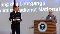 Links steht der beste nationale Lehrgangsteilnehmer, Korvettenkapitän Mark Baumert, rechts davon General Eberhard Zorn.