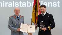 Rechts steht der beste internationale Absolvent, Korvettenkapitän David Stephen Roberts, links Generalmajor Oliver Kohl.
