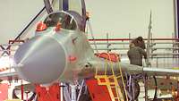 Jagdflugzeug MiG-29 in der Instandsetzungshalle