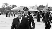 Staatssekretär Wilz und ein Offizier vor eienr MiG-29 bei ihrer Indienststellung
