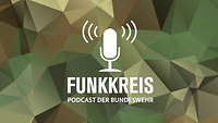 Das Logo "Funkkreis – Podcast der Bundeswehr" in Weiß auf einem tarnfarbenen Polygonmuster