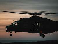 Silhouette eines Hubschraubers im Abendrot