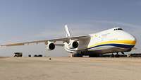 Antonov An-124 auf einer Betonfläche, rings herum stehen Pkw und Lkw