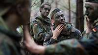 Bundeswehrsoldaten tragen Tarnschminke auf