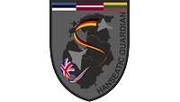Der gemeinsame Patch ist in schwarz und grau gehalten und zeigt die drei Einsatzländer als auch die beiden Flaggen.