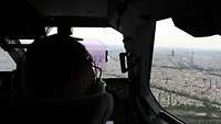 Blick aus dem Cockpit des A400M auf Paris mit Eifelturm