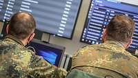 Soldaten schauen auf einen Bildschirm