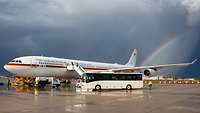 Ein Regenbogen zeigt sich hinter dem Airbus A340.