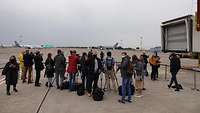 Mehrere Pressevertreter am Flughafen Kiew