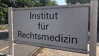 Ein Schild mit der Aufschrift „Institut für Rechtsmedizin“ 