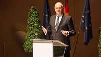 Brandenburgs Ministerpräsident Dietmar Woidke am Rednerpult 