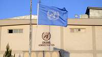 Flagge der Vereinten Nationen weht auf Halbmast vor dem Gebäude der UN Assistance Mission Afghanistan.