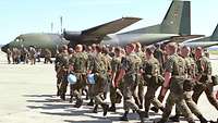 Soldaten auf dem Weg zur Transall auf dem Flugplatz