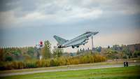 Ein britischer Eurofighter startet vom Flugplatz in Ämari in Estland und fliegt knapp über dem Boden.