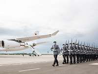 Protokollsoldaten in Heeresuniform marschieren auf dem Vorfeld des Regierungsterminals in Schönefeld.