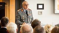 Generalleutnant Fritz spricht zu den geladenen Gästen