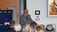 Generalleutnant Hans-Werner Fritz hält eine Rede