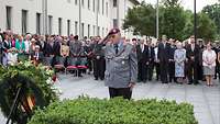 Generalleutnant Fritz salutiert vor dem Gedenkstein
