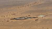 Luftbild einiger Gebäude in der Wüste