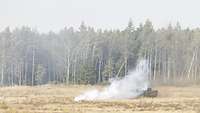 Ein Kampfpanzer im offenen Gelände, Nebel simuliert eine Minenexplosion