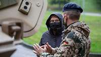 Ein Soldat Soldat erklärt Verteidigungsministerin Kramp-Karrenbauer seine Aufgaben.