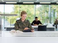 Eine Soldatin macht sich Notizen auf einem Tablet-PC