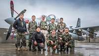 Das Team der Afghan Tactical Air Coordinator vor einer A-29