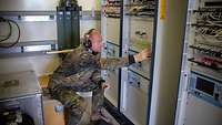 Ein Soldat stellt die Funkstation ein
