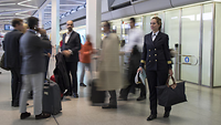 Eine Soldatin im Dienstgrad Kapitänleutnant steht im Terminal des Flughafens Tegel im Rahmen einer Dienstreise 