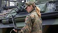 Anja W. fürst Wartungsarbeiten via Laptop durch