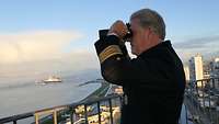 Fregattenkapitän Torsten Witzenhausen beobachtet das Einlaufen der Polarstern.