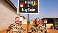 Zwei Soldaten vor dem Camp Schild „ Welcome to Camp Castor“