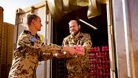 Soldaten beim Befüllen des Kühlcontainers mit Getränken