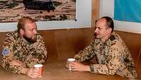 Soldaten beim Kaffeetrinken und Entspannen