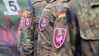 Die Soldaten der USLw tragen pinke Patches, um an Brustkrebs zu erinnern.