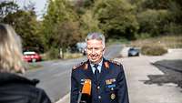 Generalleutnant Klaus Habersetzer wird interviewt.