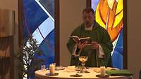 Militärpfarrer Pater Stefan Havlik beim Gottesdienst am Altar 