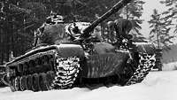 Schwarz-Weiß-Aufnahme: Kampfpanzer vom Typ M48 im verschneiten Gelände